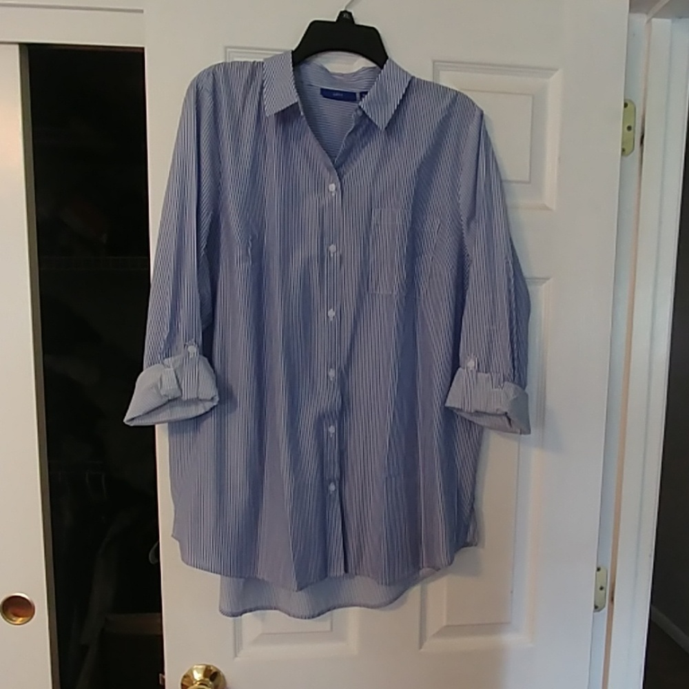 Ladie's APT 9 shirt